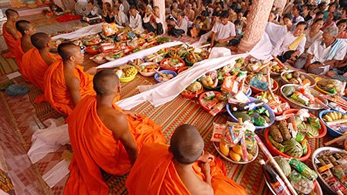 Vize-Premierminister Ninh gratuliert der Khmer-Volksgruppe zum Neujahrsfest - ảnh 1