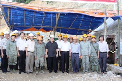 Vize-Premierminister Hoang Trung Hai prüft die Untersuchung der Uranerz-Quelle - ảnh 1