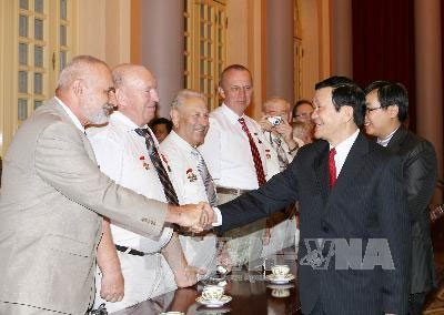 Staatspräsident Truong Tan Sang empfängt sowjetische Veteranen - ảnh 1