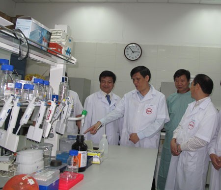 Das Gesundheitsministerium veröffentlicht Anweisung für die Behandlung gegen die Vogelgrippe H7N9 - ảnh 1
