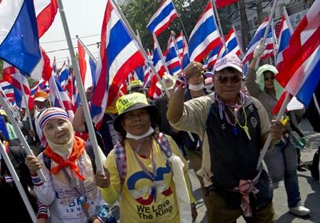 Demonstranten versammeln sich vor den Wahllokalen in Thailand - ảnh 1