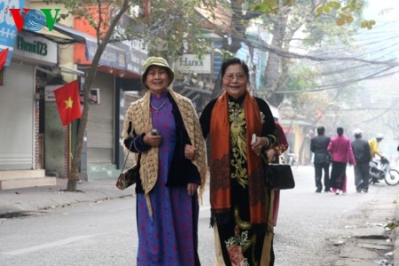 Hanoier besuchen Pagoden am ersten Tag des traditionellen Neujahrsfests Tet - ảnh 1