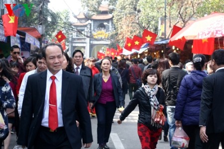 Hanoier besuchen Pagoden am ersten Tag des traditionellen Neujahrsfests Tet - ảnh 11
