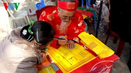 Hanoier besuchen Pagoden am ersten Tag des traditionellen Neujahrsfests Tet - ảnh 12