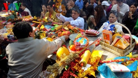 Hanoier besuchen Pagoden am ersten Tag des traditionellen Neujahrsfests Tet - ảnh 14