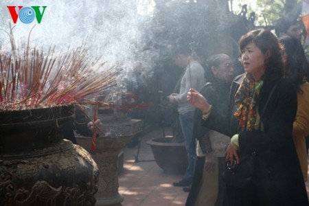 Hanoier besuchen Pagoden am ersten Tag des traditionellen Neujahrsfests Tet - ảnh 6