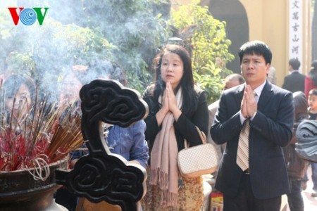 Hanoier besuchen Pagoden am ersten Tag des traditionellen Neujahrsfests Tet - ảnh 7