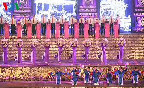 Bunter Ngo Mon-Platz bei der Eröffnungsfeier des Hue-Festivals 2014 - ảnh 11