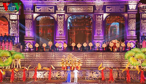 Bunter Ngo Mon-Platz bei der Eröffnungsfeier des Hue-Festivals 2014 - ảnh 2