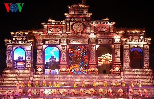 Bunter Ngo Mon-Platz bei der Eröffnungsfeier des Hue-Festivals 2014 - ảnh 4