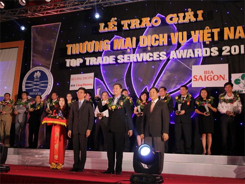 Unternehmen mit dem Preis “Handelsdienstleistungen Vietnams 2013” auszeichnen - ảnh 1