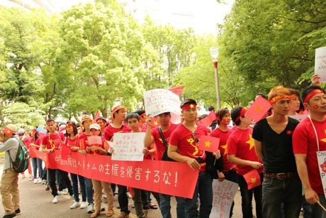 Vietnamesen in Japan protestieren gegen die Verankerung der chinesischen Bohrinsel - ảnh 1