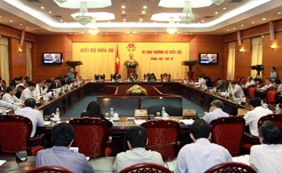 Abgeordneten beraten über Gesetzesentwurf zur Wahl der Parlamentarier und Mitglieder des Volksrates - ảnh 1