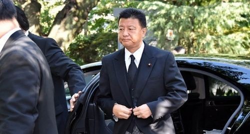 Zwei Minister Japans besuchen den umstrittenen Yasukuni-Schrein - ảnh 1