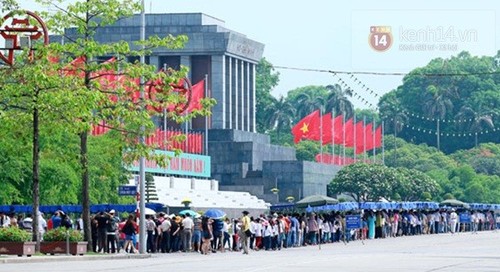 Tausende Bürger besuchen Ho Chi Minh-Mausoleum - ảnh 1