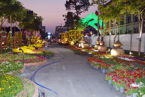 Ho Chi Minh Stadt: Buntes Blumenstraßenfest und lebendiges Buchstraßenfest - ảnh 1