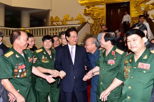 Premierminister Nguyen Tan Dung trifft Veteranen und ehemalige jugendliche Freiwillige - ảnh 1