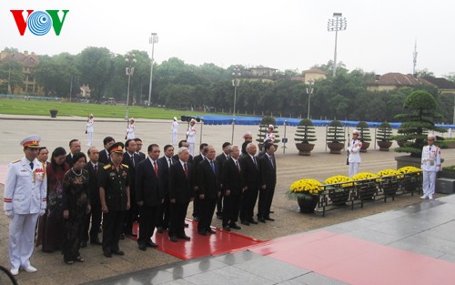 Vietnamesische Staats- und Regierungschefs besuchen Ho Chi Minh-Mausoleum - ảnh 1