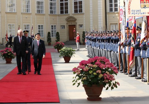 Staatsbesuch: Truong Tan Sang führt Gespräch mit dem Präsident Tschechiens Milos Zeman - ảnh 1