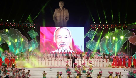 Parlamentspräsident Nguyen Sinh Hung zu Gast beim Fest des Lotusdorfes 2015 - ảnh 1