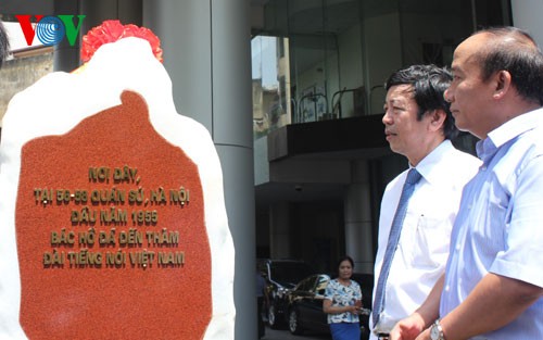 Einweihung der Steinstelle zum 60. Jahrestag des VOV-Besuchs des Präsidenten Ho Chi Minh - ảnh 1