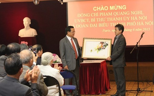 Parteisekretär der Stadt Hanoi Pham Quang Nghi trifft Auslandsvietnamesen in Frankreich - ảnh 1