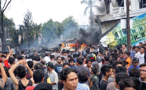 Indonesien: 113 Insassen kommen bei Militärflugzeugabsturz ums Leben   - ảnh 1