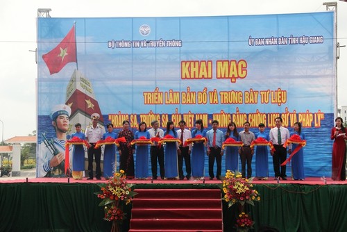 Ausstellung über vietnamesische Inselgruppen Hoang Sa und Truong Sa in der Provinz Hau Giang - ảnh 1