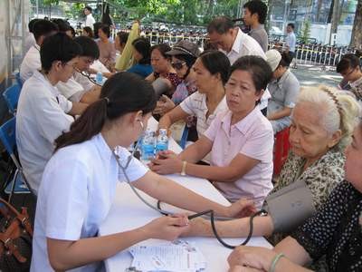 Parlamentsausschuss für Sozialfragen berät über die Politik für Senioren und behinderte Menschen - ảnh 1
