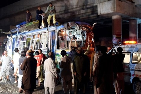 Elf Menschen kommen bei Bombenanschlag in Pakistan ums Leben - ảnh 1
