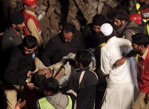 Mindestens 18 Tote bei Fabrikeinsturz in Pakistan - ảnh 1