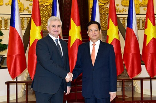 Premierminister Nguyen Tan Dung emfängt Präsident des tschechischen Senats Milan Štěch - ảnh 1