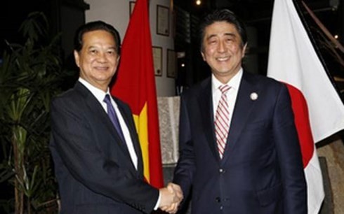 Premierminister Nguyen Tan Dung trifft den japanischen Premierminister Shinzo Abe - ảnh 1