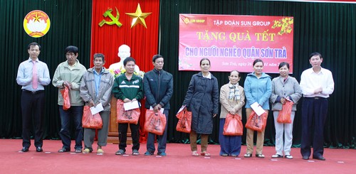 Vaterländische Front Vietnams überreicht zum Neujahrsfest Geschenke an arme Menschen - ảnh 1