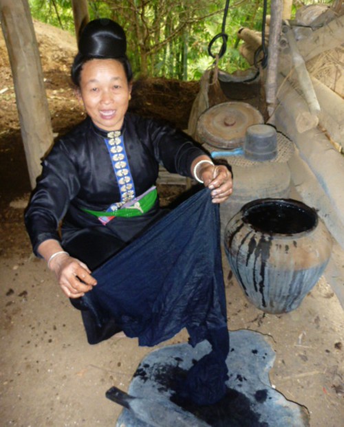Indigo-Stoff für traditionelle Trachten der Nung - ảnh 1