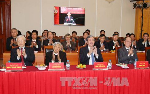 KPV-Generalsekretär Nguyen Phu Trong beglückwünscht das Büro des KPV-Zentralkomitees zum Neujahr - ảnh 1