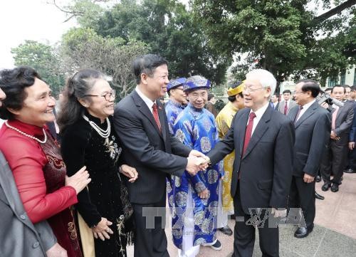 KPV-Generalseketär besucht die Parteileitung, Behörden und Bürger der Stadt Hanoi zum Neujahr - ảnh 1