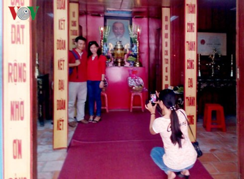 Zahlreiche Menschen besuchen zum Neujahr den Ho Chi Minh-Tempel in Tra Vinh - ảnh 1