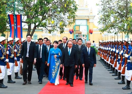 Premierminister Nguyen Xuan Phuc beginnt Besuch in Kambodscha - ảnh 1