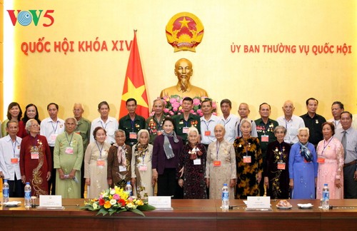 Parlamentspräsidentin Nguyen Thi Kim Ngan trifft Delegation der Heldenmütter der Provinz Ben Tre - ảnh 1