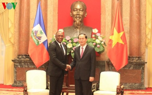  Staatspräsident Tran Dai Quang empfängt den Senatspräsident von Haiti - ảnh 1