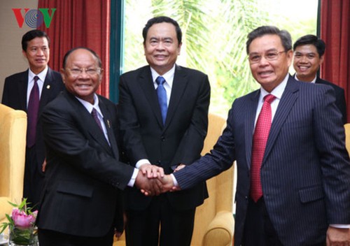 Vorsitzende der Vaterländischen Front Vietnams, Laos und Kambodschas treffen Jugendliche und Student - ảnh 1