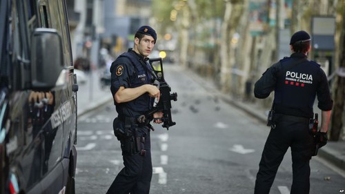 Polizei erschießt mutmaßlichen Attentäter des Angriffs in Barcelona - ảnh 1