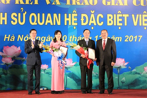 Preisverleihung für den Wissenwettbewerb über die besonderen Beziehungen zwischen Vietnam und Laos - ảnh 1