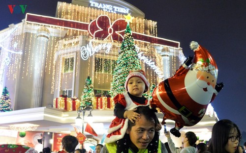Weihnachtliche Atmosphäre in den Provinzen Vietnams  - ảnh 1
