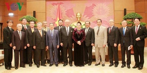 Parlamentspräsidentin empfängt den Sonderberater der japanisch-vietnamesischen Abgeordnetengruppe - ảnh 1