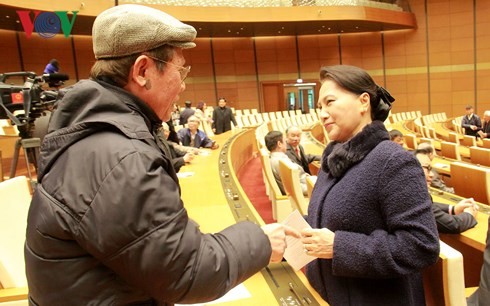Parlamentspräsidentin Nguyen Thi Kim Ngan trifft ehemalige Abgeordneten - ảnh 1