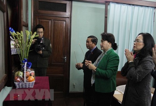 Parlamentspräsidentin Nguyen Thi Kim Ngan zündet Räucherstäbchen für Präsident Ho Chi Minh an - ảnh 1