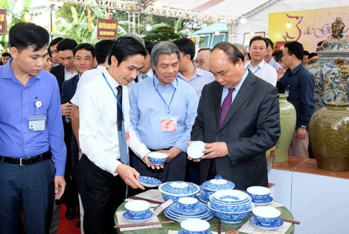 Premierminister Nguyen Xuan Phuc besucht das Keramikdorf Bat Trang - ảnh 1