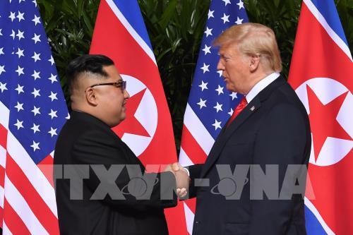 USA-Nordkorea-Gipfel: Das historische Händeschütteln der beiden Spitzenpolitiker - ảnh 1